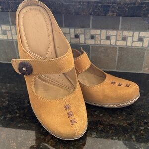 Naturalizer Tan Suede Whinny Size 7.5